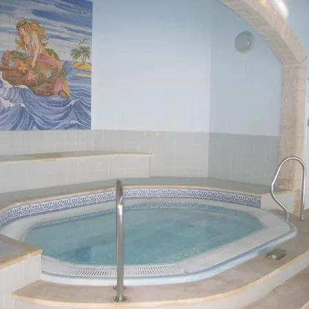 Great Flat Heated Indoor Pool Jacuzzi N 29 波尔蒂芒